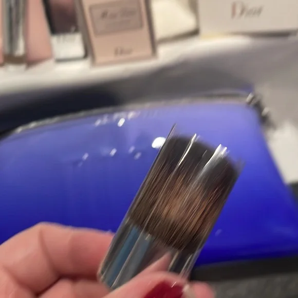 Dior highlighter with brush and makeup bag - Picture 8 of 9